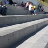Ławka betonowa z oparciem zastosowana w nowoczesnym amfiteatrze | DASAG