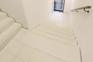 Posadzki, okładziny schodowe na korytarzach i ciągach komunikacyjnych apartamentowca Thespian