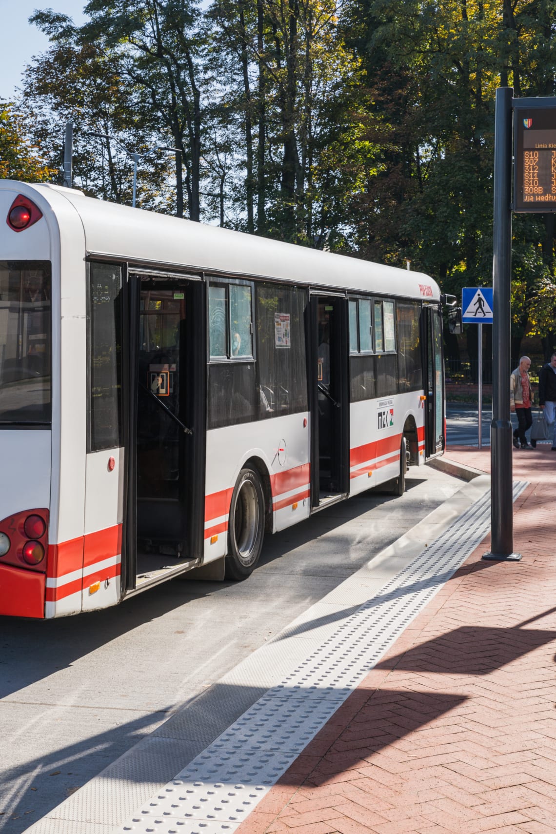 Ścieżka dotykowa na przystanku autobusowym